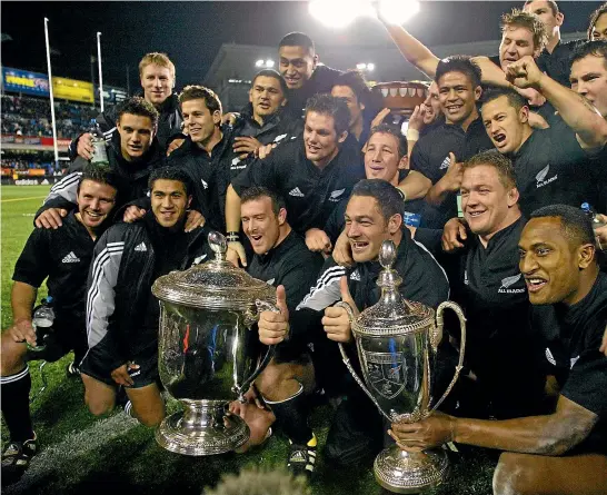  ??  ?? Finally: The All Blacks celebrate with the Bledisloe Cup after their long-awaited triumph in 2003 which ended a string of heartbreak­ing losses to the Wallabies.