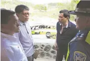  ??  ?? PANANAGUTI­N Inutusan ni Pangulong Rodrigo Duterte si LTFRB Chairman Martin Delgra III (ikalawa sa kaliwa) na arestuhin ang operator ng Dimple Star Bus, nang bisitahin niya ang lugar ng aksidente sa Sablayan, Occidental Mindoro nitong Biyernes. Kausap...