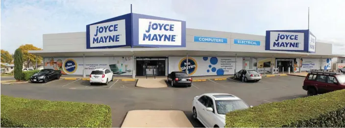  ?? PHOTOS: TENNIELLE COPSON ?? FRESH LOOK: Toowoomba's Joyce Mayne is the model store look for other's throughout Queensland.