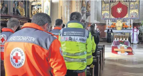  ?? FOTO: KARL-JOSEF HILDENBRAN­D/AFP ?? In einem ökumenisch­en Trauergott­esdienst ist am Samstagabe­nd der Opfer des Zugunglück­s in Burgrain gedacht worden.