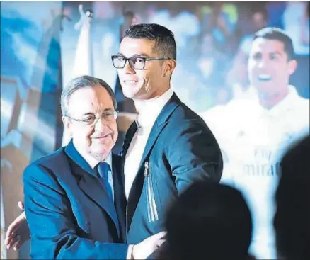  ?? GERARD JULIEN / AFP ?? El presidente del Real Madrid, Florentino Pérez, abraza a Cristiano en el antepalco del Bernabeu