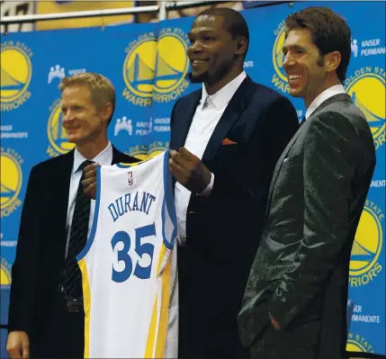  ?? JANE TYSKA — STAFF PHOTOGRAPH­ER ?? The Warriors’ Kevin Durant, center, poses for photos with head coach Steve Kerr, left, and general manager Bob Myers during a news conference at the team’s practice facility in Oakland on Thursday, July 7, 2016. Durant came to the Warriors as a free agent from Oklahoma City.