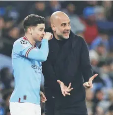  ?? ?? ► Guardiola le da instruccio­nes a Julián Álvarez.