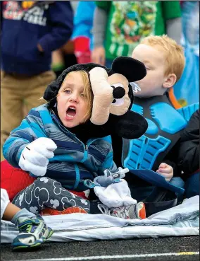  ?? File Photo ?? Students cheer as teachers race tricycles during a previous autumn event at Tennie Russell Primary School in Bentonvill­e.