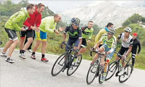  ??  ?? MOLESTOS. Nairo Quintana y Alberto Contador, dos de los ciclistas más críticos con el uso del potencióme­tro extendido en el pelotón.