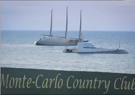  ??  ?? Les deux « A » réunis en baie de Monaco. Le bateau à moteur serait à vendre.