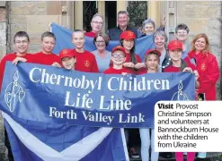  ??  ?? Visit Provost Christine Simpson and volunteers at Bannockbur­n House with the children from Ukraine