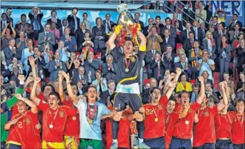  ??  ?? Iker Casillas levanta la Copa con un ritual que se ha convertido ya en un clásico.