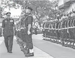  ?? GambarBern­ama ?? FUZI (kiri) memeriksa kawalan kehormat pada Perhimpuna­n Bulanan Peringkat Bukit Aman di Ibu Pejabat Polis Bukit Aman pada Selasa.