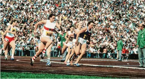  ?? Foto: dpa ?? Die letzten Meter der 4x100 m Staffel 1972 in München: Links Heide Rosendahl, rechts die DDR Sprinterin Renate Stecher. Ein Duell West gegen Ost. Rosendahl rettete ihren Vorsprung ins Ziel und gewann damit eine von zwei Goldmedail­len.