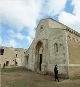  ??  ?? La facciata L’abbazia di Santa Maria di Cerrate