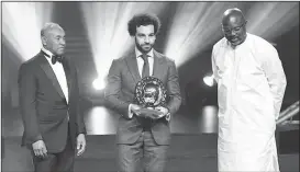  ??  ?? Mohamed Salah récompassé en présence de Ahmed Ahmed de la CAF et Georgs Weah président du Libéria