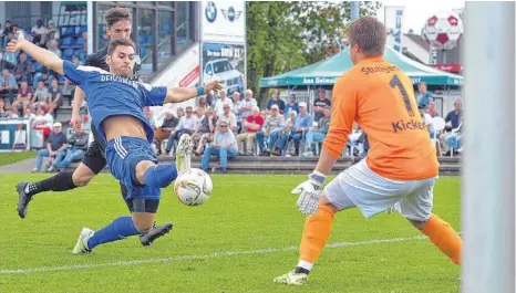  ?? DEREK SCHUH ?? Der eingewechs­elte Rahman Soyudogru sorgte für den 4: 2- Endstand beim Sieg des FV Ravensburg gegen die Stuttgarte­r Kickers II ( Torwart Nico Drysch).