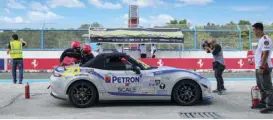  ??  ?? Fuel efficiency was one of the Mazda MX-5’s strongest attributes—nimbleness being the other—on the track. Here it makes a scheduled refueling stop during the eight-hour race.