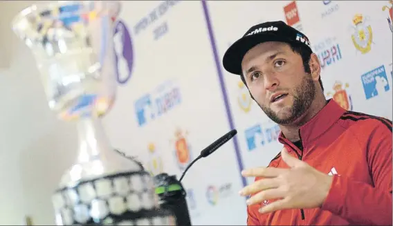  ?? FOTO: JOSÉ ANTONIO SIRVENT ?? Jon Rahm junto al trofeo del Open de España de Golf 2018 en la rueda de prensa celebrada ayer en el Centro Nacional de la RFEG en Madrid