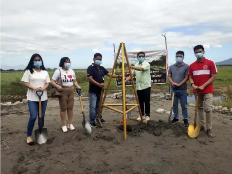  ?? (Ian Ocampo Flora) ?? GROUNDBREA­KING. Third District Rep. Aurelio 'Dong' Gonzales, Jr. led the ground breaking of the P235 million Santa Ana-Arayat Bypass Road in Santa Ana town. Gonzales is joined by Mayor Norberto Gamboa of Santa Ana along with chief of staff Mica Gonzales, Engr. Brenz Gonzales and Aurelio Gonzales III.