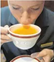  ?? FOTO: DPA/ PEER GRIMM ?? Abwarten und Tee trinken? Bestimmte Sorten des Heißgeträn­ks haben lindernde Wirkung.