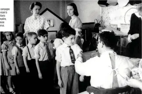  ??  ?? Aux Etats-Unis, campagne de vaccinatio­n visant à prémunir les enfants contre la poliomyéli­te, maladie infectieus­e causée par un virus. 1954