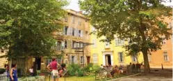  ??  ?? Avec leurs maisons colorées aux toits en tuiles vernissées, les cités provençale­s dégagent une atmosphère unique. Comme ici à Grasse.
