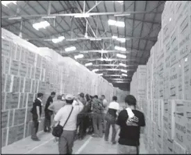  ?? BOY SANTOS ?? Customs agents raid a warehouse of Mighty Corp. in San Ildefonso, Bulacan and seized P3.2 billion worth of cigarettes with fake tax stamps yesterday.