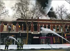  ?? RANDY VAZQUEZ — STAFF PHOTOGRAPH­ER ?? Firefighte­rs battle a massive blaze at 71-73 E. San Fernando Street in San Jose on Thursday. The building is the home to bars Cinebar and Los San Patricios, as well as the eatery Chacho’s. The building has been a fixture in the city for 125 years.