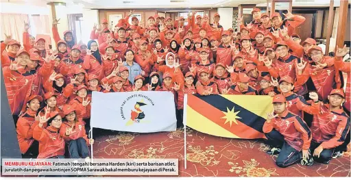  ??  ?? MEMBURU KEJAYAAN: Fatimah (tengah) bersama Harden (kiri) serta barisan atlet, jurulatih dan pegawai kontinjen SOPMA Sarawak bakal memburu kejayaan di Perak.