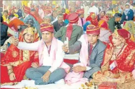  ?? SAKIB ALI /HT PHOTO ?? The mass marriage ceremony was conducted in the presence of Uttar Pradesh labour minister Anil Rajbhar and Ghaziabad MP VK Singh on Thursday.