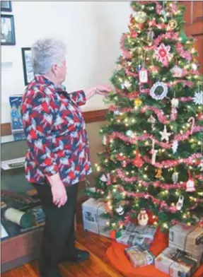  ?? Agnes Hagin/SJ ?? Pat Sampson admires a tree similar to one that will be placed in the Rockmart Museum during the 2014 holiday season.