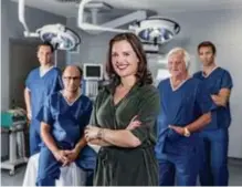  ?? FOTO VIJF ?? Dorien Leyers en het chirurgent­eam van ‘Complex’: klaar om mensen een beter leven te bieden.