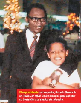  ??  ?? El expresiden­te con su padre, Barack Obama Sr. en Hawái, en 1972. En él se inspiró para escribir su bestseller Los sueños de mi padre.