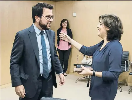  ?? DANI DUCH ?? El secretario de Economia, Pere Aragonés, con la vicepresid­enta Soraya Sáenz de Santamaría