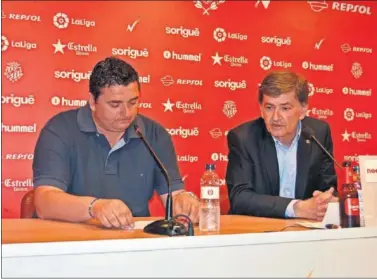  ??  ?? EMOCIÓN. Emilio Viqueira y Josep Maria Andreu ayer en la sala de prensa del Nou Estadi.