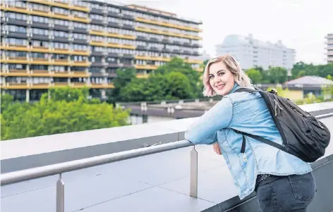  ?? FOTO: OLAF ZIEGLER/LICHTBLICK ?? Lisa Matalla macht ein Austauschs­emester an der Ruhr-Universitä­t Bochum. Dort studiert sie Gender Studies.