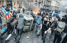  ?? ÀLEX GARCIA / ARCHIVO ?? Un grupo levantando una barricada en Via Laietana, el pasado viernes