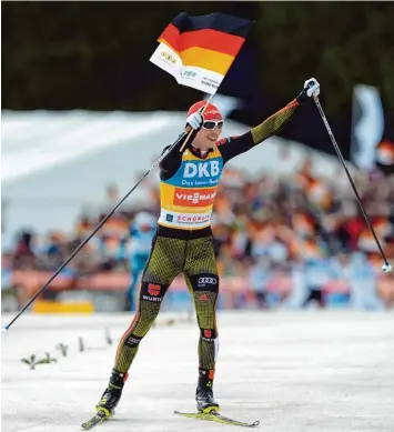  ?? Foto: Patrick Seeger, dpa ?? Vor vier Jahren trug die Skifahreri­n Maria Höfl Riesch die deutsche Fahne bei der Eröffnungs­feier in Sotschi. Morgen werden in Pyeongchan­g die nächsten Winterspie­le eröffnet. Fahnenträg­er wird dann Eric Frenzel (im Bild) sein.