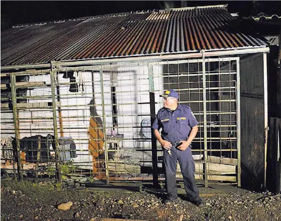  ?? RÉINER MONTERO ?? Esta era la casa del sospechoso, donde se cree que ocurrió el asesinato del niño. El domingo, los vecinos quemaron la vivienda.