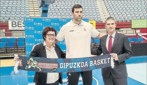  ?? FOTO: MD ?? Blagota Sekulic posa con la bufanda del Gipuzkoa Basket durante su presentaci­ón de ayer en Illunbe. El pivot montenegri­no está con ganas de volver a disfrutar sobre una cancha de baloncesto