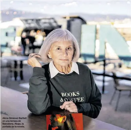  ?? ZOWY VOETEN ?? Alicia Giménez Bartlett en una terraza de Barcelona. Abajo, la portada de la novela.