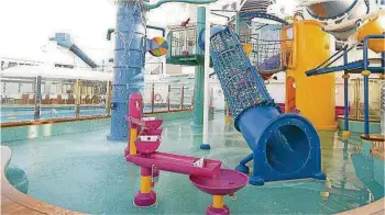  ??  ?? Der Aqua Park an Bord ist Spielplatz für große und kleine Kinder. Für Nervenkitz­el sorgen die Freifall-Wasserruts­che und die Wasser-Kanonen.