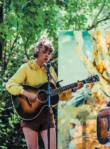  ?? MARILYSE HAMELIN / JAY KEARNEY ?? L'Isle-aux-Coudres, aussi fascinante que belle. À droite : Pomme et Philémon Cimon en concert au Festif !