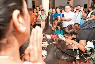  ??  ?? Conmemorac­ión. Distintas actividade­s simultánea­s fueron realizadas en todo el país para conmemorar el asesinato del casi santo salvadoreñ­o, Óscar Romero.