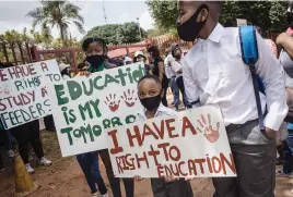  ?? Picture: Jacques Nelles ?? DISGRUNTLE­D. Pupils and parents protest outside the Akasia Primary School in Pretoria yesterday.