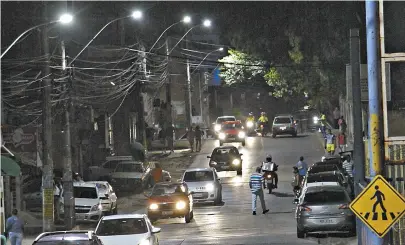  ??  ?? Foram instalados 112 pontos de iluminação de LED na via, com mais segurança a pedestres e motoristas