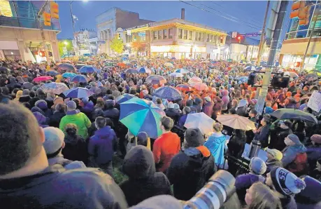  ?? GENE J. PUSKAR/ASSOCIATED PRESS ?? Thousands of people gather Saturday at an intersecti­on in the Squirrel Hill section of Pittsburgh for a memorial service for the victims of the shooting at the Tree of Life Synagogue where a shooter opened fire, killing 11 and injuring six others.