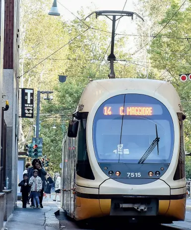  ?? (foto Furlan) ?? Chinatown Il tram 14 entra in via Bramante da piazza Lega Lombarda: pedoni a rischio lungo i marciapied­i stretti