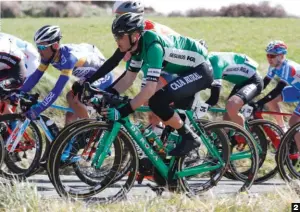  ??  ?? 1 Su propio camino. Cristian no tuvo ídolos de juventud. Montaba mucho en bicicleta, pero no veía demasiado ciclismo en la televisión.2 Experienci­as2018. Rodando en el pelotón del GP Miguel Indurain (concluyó 44º) y abajo en el podio de La Vuelta (25º) junto a Schultz y Lluís Mas.