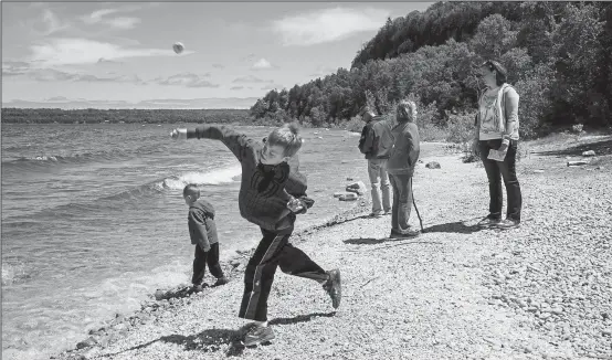  ?? MARK KAUZLARICH
THE NEW YORK TIMES ?? From left, Mylan, Maverick, Marty, Mackenzie and Michelle Maas hang out on the shore of Lake Michigan at Peninsula State Park in Door County, Wis. After reaching historic lows in 2013, water levels in the Great Lakes are now abruptly on the rise.