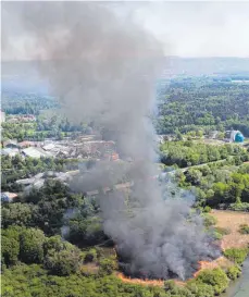  ??  ?? Kaum kontrollie­rbar: Die Flammen haben eine große Fläche im Ried im Griff, sodass Einsatzkrä­fte nur schwer an die Flammenfro­nt vordringen können.