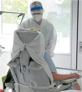  ?? Foto: Javier Bergasa ?? Una sanitaria atiende a un paciente en la UCI del CHN.