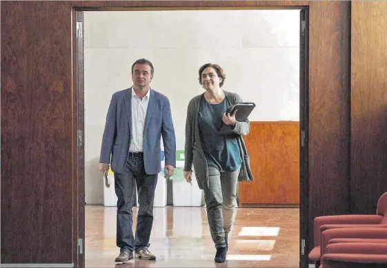  ?? FERRAN NADEU ?? Ada Colau i Alfred Bosch, en dependènci­es municipals, l’abril del 2016, a l’anunciar un acord sobre pressupost­os.